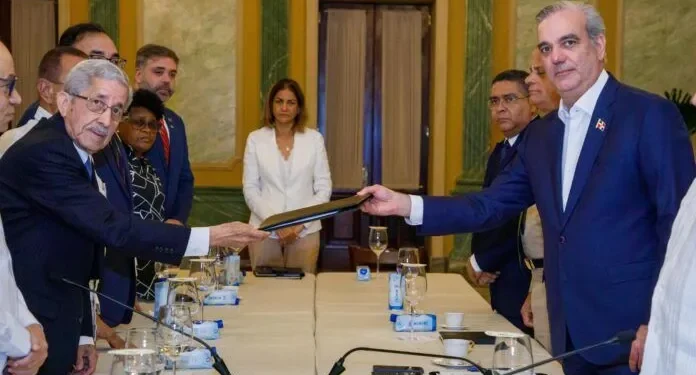 CES entrega al presidente Abinader informe final sobre crisis haitiana