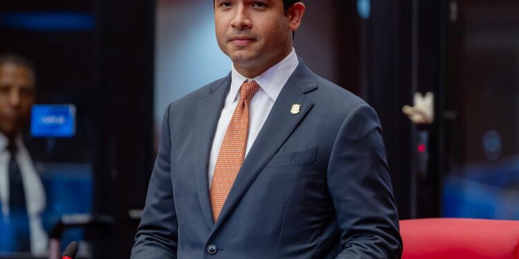 Omar Fernández exige cumplir la ley y liberar de impuestos salarios de hasta RD$52,000