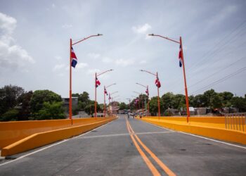 Tras más de 40 años de espera, Abinader inaugura puente Los Hierros en Baní, que conectará comunidades y fortalecerá producción agrícola