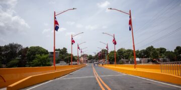 Tras más de 40 años de espera, Abinader inaugura puente Los Hierros en Baní, que conectará comunidades y fortalecerá producción agrícola