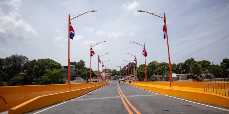 Tras más de 40 años de espera, Abinader inaugura puente Los Hierros en Baní, que conectará comunidades y fortalecerá producción agrícola