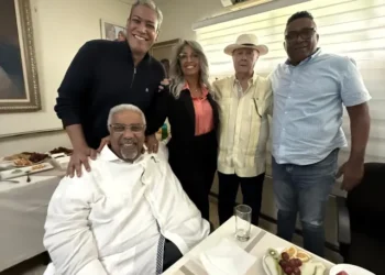 Hipólito Mejía visita a Peña Guaba y resalta su amistad
