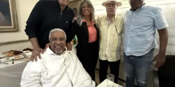 Hipólito Mejía visita a Peña Guaba y resalta su amistad
